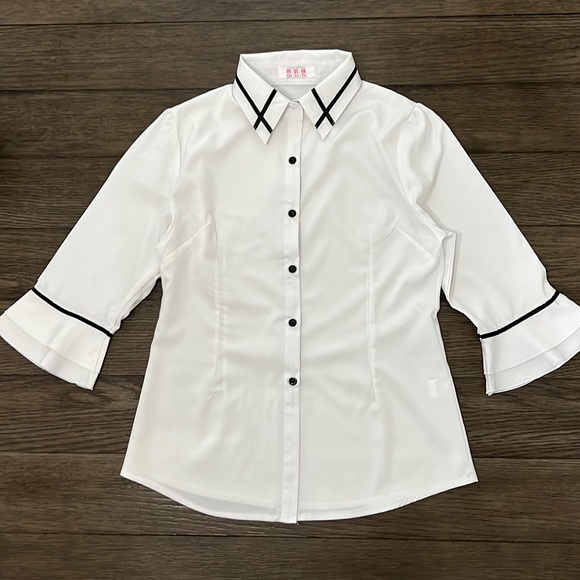 Qi Li Ya woman’s white blouse NWOT - Picture 2 of 16